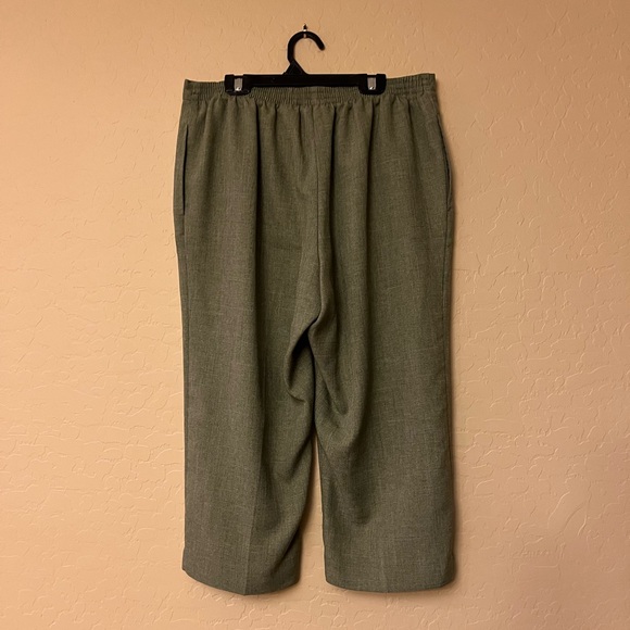 Alfred Dunner Army Green Woven Linen-look Capris - Picture 11 of 14